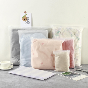 Sac à fermeture éclair givré en plastique PE pour emballage de vêtements, pochette mate pour vêtements, sac de rangement pour vêtements avec logo imprimé - Product Image 4