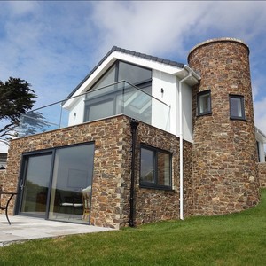 Offre Spéciale : Système de Balustrades en Verre pour <span class=keywords><strong>Balcon</strong></span> <span class=keywords><strong>Extérieur</strong></span> – Garde-corps en Verre à Profilé en U en Aluminium de Haute Qualité, Personnalisable - Product Image 2