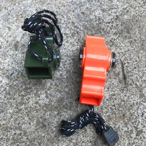 Fischietto di Sopravvivenza ad Alto Decibel per Uragani con Bussola e Termometro Multifunzionale - Product Image 2