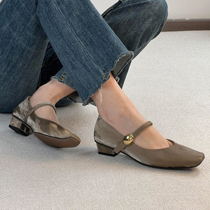 รองเท้าส้นสูงแฟชั่นเซ็กซี่สำหรับงานเลี้ยง ดีไซน์ส้นเหลี่ยม ปากตื้น หัวเหลี่ยม ประดับเลื่อม - Product Image 5