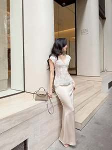 Ensemble deux pièces élégant pour femme, haut en dentelle à col en V et jupe longue en satin champagne, robe de soirée demoiselle d'honneur personnalisable, vente en gros - Product Image 6
