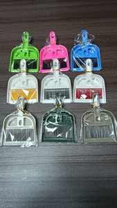 ชุดไม้กวาดและที่ตักขยะแบบมือขนาดเล็กสไตล์น่ารักแปรงพลาสติกขนาดเล็กด้ามจับพลาสติกดีไซน์ลายทางสำหรับสัตว์เลี้ยงในบ้านที่ปัดฝุ่นบรรจุกล่อง - Product Image 3