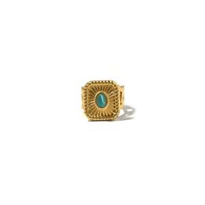 Bague unisexe bohème tendance en acier inoxydable 316L plaqué or PVD avec pierre turquoise sertie en clos, design carré, bagues en pierres précieuses - Product Image 1