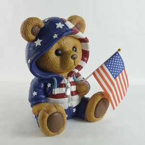 Petit ours assis portant un <span class=keywords><strong>manteau</strong></span> à capuche tenant un drapeau américain célébrant la fête de l'indépendance du 4 juillet, fait main, peint à la main, MGO - Product Image 4