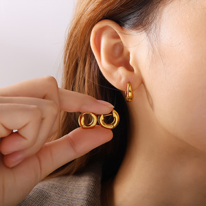 Boucles d'oreilles créoles géométriques minimalistes en acier inoxydable avec placage or 18 carats pour un usage quotidien - Product Image 4