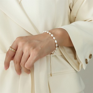 Ensemble de bijoux plaqué or fin à la mode avec breloque en perle naturelle - Product Image 3