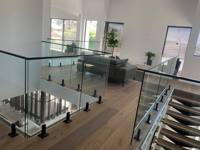 Rampe en verre extérieure sans cadre sur mesure avec panneaux en verre trempé pour balcon, terrasse, escalier, pont - Vente directe usine