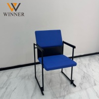 Chaise de visiteur de bureau ergonomique de style moderne en plastique avec accoudoirs fixes et hauteur réglable, tableau d'écriture pliable