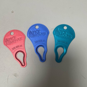 Outil métallique pour enlever les tiques pour chien, utilisation en extérieur, rouge, bleu clair, bleu foncé - Product Image 2