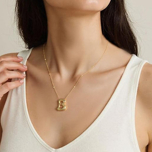 Collar con Colgante de Inicial de la A a la Z en Acero Inoxidable Chapado en Oro PVD de 18K con Cadena Lateral con Cuentas |   Hipoalergénico y Ligero - Product Image 3