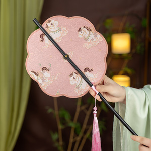 พัดจีนแบบม้วนได้ 8 กลีบ ลายดอกเบกอนีอา ทำด้วยมือ ผ้าไหมแจ็คการ์ดแบบตะวันออก พร้อมพู่ห้อย ประดับลายดอกไม้นำโชค พัดพับได้ - Product Image 1