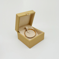 Boîtes à bijoux carrées en cuir de diatomée de haute qualité 2026 pour bagues, bracelets, pendentifs, avec logo personnalisé et emballage trèfle porte-bonheur