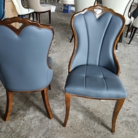 Chaise de salle à manger large et moderne, avec pieds en bois, style Chesterfield, en cuir