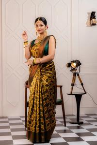 Sari de Seda Banarasi Tradicional de Excelente Calidad con Trabajo de Hilo Dorado Zari, Ropa Étnica para Bodas y Eventos en Venta - Product Image 2