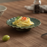 Assiette de service artisanale en céramique brute de 5,5 pouces, finition rustique au four, assiette à dessert à bord ondulé irrégulier, assiette alimentaire pour collations