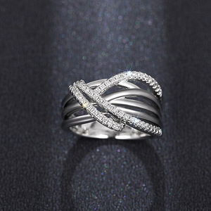 Anello da donna minimalista a strati intrecciati, gioiello di lusso leggero e alla moda, accessorio elegante con zirconi. - Product Image 5