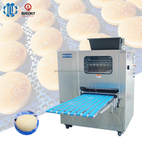 Machine de production industrielle de pains, bagels, hot-dogs et burgers avec diviseuse et bouleuse de pâte à commande PLC