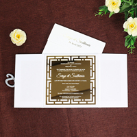 Invitation de mariage à trois volets en velours blanc avec monogramme en acrylique miroir doré, découpe laser, dossier rigide en acrylique doré
