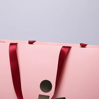 Sacs en papier kraft de luxe à la mode personnalisés pour vêtements d'exposition de supermarché avec sacs à provisions de manipulation de surface en gaufrage