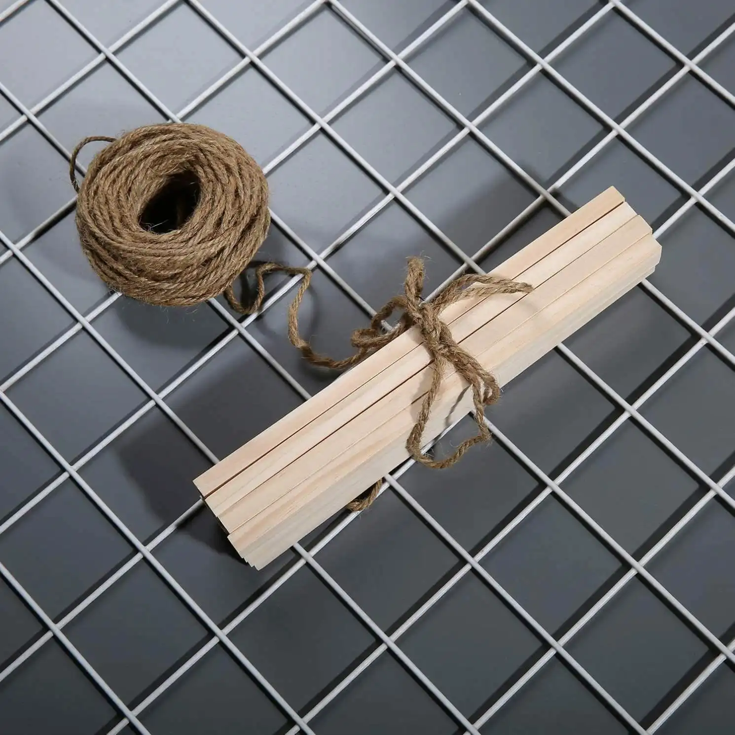 शिल्प DIY परियोजनाओं के लिए 1" इंच लकड़ी की चौकोर डॉवेल रॉड छोटी दृढ़ लकड़ी की अधूरी लकड़ी की चौकोर छड़ें