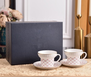 Service à thé deux tasses et soucoupes en porcelaine fine russe de luxe, motif abeilles bleues et roses, écologique, sur pieds hauts - Product Image 3