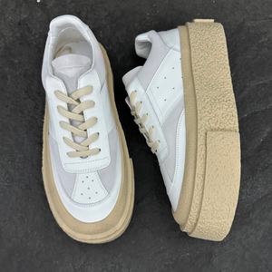 Chaussures de course tendance respirantes en cuir véritable avec semelle intermédiaire en caoutchouc pour hommes, blanches, à lacets, avec fonction rehaussement - Product Image 4