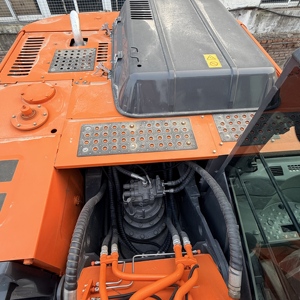 Excavatrice Hitachi ZX240 d'occasion, 24 tonnes, Japon, sur chenilles, bon état, avec moteur et boîte de vitesses, capacité de la benne de 1,3 m³, puissance de 127 kW - Product Image 5