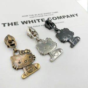 Vente directe d'usine, alliage de zinc plaqué, design de dessin animé pour vêtements et sacs à main - Product Image 5