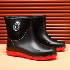 Botas de lluvia impermeables para hombre, suela negra y roja, media caña, sin cordones, para trabajo al aire libre, tacón bajo, color sólido - Product Image 1