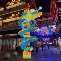 Lanterne LED en soie personnalisée Dragon Embracing, fabriquée à Zigong, grande taille, étanche pour l'extérieur, idéale pour l'affichage des fêtes du Chinatown et du Festival du Printemps