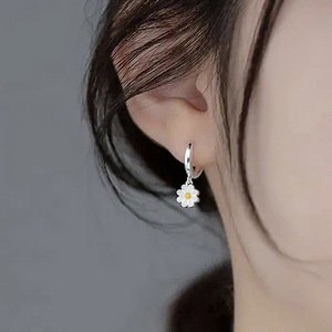 Orecchini a fiore di margherita smaltati da donna, gioielli quotidiani in stile fresco forestale - Product Image 2