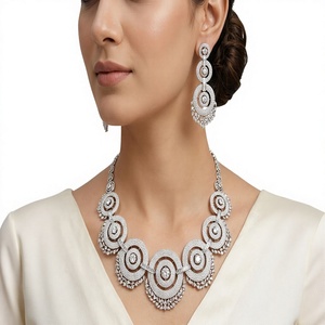 Ensemble collier et boucles d'oreilles tendance en cristal plaqué argent pour femme, bijoux de mariage géométriques, parures de bijoux classiques en alliage à la mode - Product Image 2