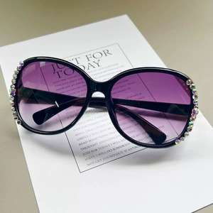 <span class=keywords><strong>Gafas</strong></span> <span class=keywords><strong>de</strong></span> <span class=keywords><strong>sol</strong></span> clásicas <span class=keywords><strong>de</strong></span> nueva moda para mujer con marco grande <span class=keywords><strong>de</strong></span> cabeza <span class=keywords><strong>de</strong></span> zorro UV400 PC lentes <span class=keywords><strong>de</strong></span> plástico <span class=keywords><strong>gafas</strong></span> <span class=keywords><strong>de</strong></span> <span class=keywords><strong>sol</strong></span> <span class=keywords><strong>de</strong></span> piedra <span class=keywords><strong>de</strong></span> diamante para mujer - Product Image 2