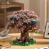 Modèle de bureau créatif en blocs de construction en plastique à micro-particules, thème maison dans les arbres style guérison, cerisier en fleurs rose, jouet de puzzle