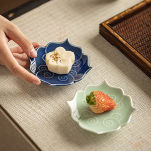 Assiettes à dessert en céramique en forme de fleur, en porcelaine, style chinois traditionnel, petit plat à fruits, assiette à collation pour fête - Product Image 1