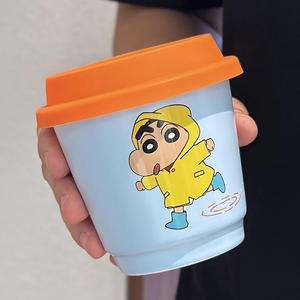 แก้วเซรามิคลายการ์ตูนเครยอนชินจัง พร้อมฝาและหูจับ สีฟ้า ส้ม เหลือง ชมพู สำหรับเดินทาง ใช้ในออฟฟิศ แก้วเดี่ยว - Product Image 3