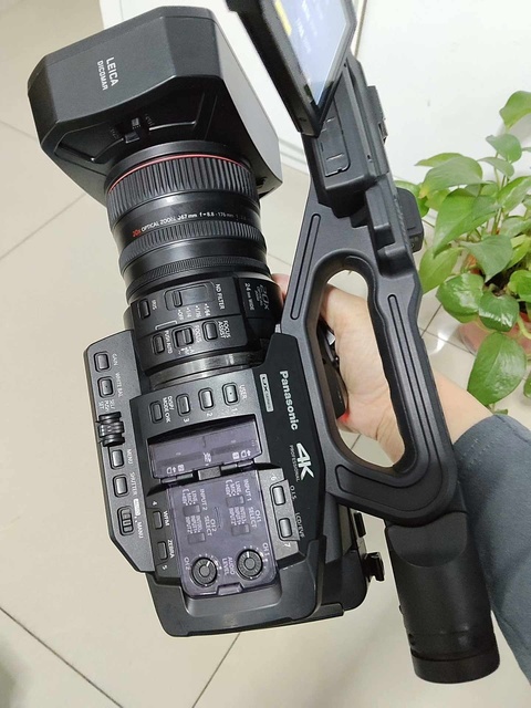 4K Video Camera Panasonics AG-UX180 Professional Handheld Camcorder