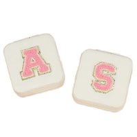 Petite boîte à bijoux de voyage portable avec broderie et lettrage, forme carrée, présentoir à bagues, étuis de rangement pour boucles d'oreilles et colliers