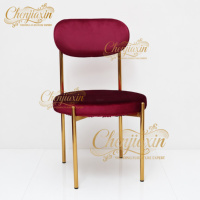 Chaise de salle à manger moderne en velours rouge avec cadre en métal doré, coussin amovible, dossier incurvé confortable, idéale pour les mariages (vente en gros)