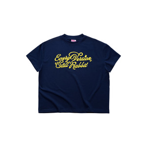 Camiseta Jolie Rabbit de Corte Cuadrado con Diseño Único de Corazón de Peluche y Gráfico de Conejo Esponjoso - Product Image 1