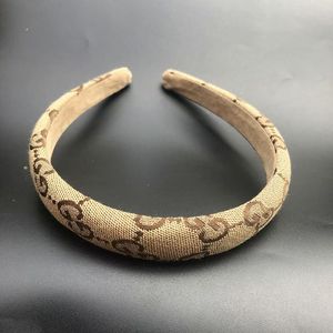 عصابة رأس نسائية فاخرة جديدة رائجة البيع بتصميم عصري مطبوع عليها حروف، إكسسوار شعر مربع الشكل للفتيات - Product Image 6