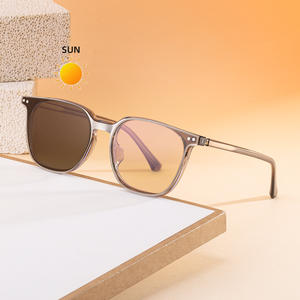 Gafas de sol ZT-2892 para hombre, con montura cuadrada TR, lentes de PC con protección UV400, que cambian de color, con diseño magnético de cierre a presión para protección solar. - Product Image 1