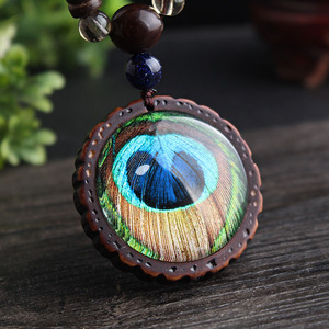 Collier ethnique en plumes de paon de nouvelle conception, collier vintage en bois de santal fait à la main au Népal, long collier pour femmes - Product Image 3