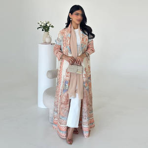 ชุดคลุมยาวพิมพ์ลายแบบจีบสำหรับผู้หญิงมุสลิม แบรนด์ Sharut OEM 2025 ดูไบ พร้อมปกเสื้อผูกโบว์ ไซส์ใหญ่  พร้อมเข็มขัดจีบ  สไตล์ลำลอง เรียบร้อย - Product Image 2