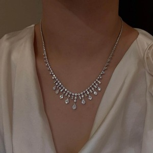 Collar de Lujo con Borlas en Forma de V y Diamantes, Oro Blanco de 18K, Piedras de Corte Mixto en Forma de Pera, Esmeralda y Redondas, Joyería Fina con Pavé Completo - Product Image 2