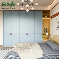 Armoire moderne minimaliste bleu poussière avec huit portes à panneaux, armoire de bureau jaune moutarde et poignées en cuivre pour chambre à coucher