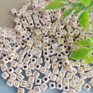 Vente en gros de perles de forme carrée en acrylique de 500g lettres de l'alphabet en <span class=keywords><strong>or</strong></span> de 5x5mm pour bijoux bracelets colliers et porte-clés - Product Image 3