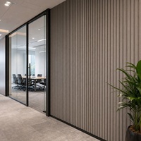 Revêtement mural continu WYRAX en bois gris WPC, panneau mural à grain de bois avec connexion modulaire à emboîtement pour bureau, salle de réunion, hall d'entrée