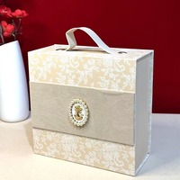 Boîte cadeau de mariage française de luxe légère avec logo personnalisé en relief, trois tailles, boîte en papier rigide portable en forme de valise pour bonbons et friandises