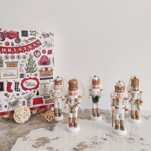 Vente en gros de pendentifs <span class=keywords><strong>casse</strong></span>-noisettes en bois faits à la main de 13 cm avec impression couleur intégrale, marque Ziyu, classique pour la décoration de Noël - Product Image 1